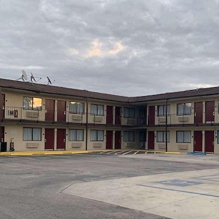 Red Roof San Antonio E - Frost Bank Center Motel Exterior photo