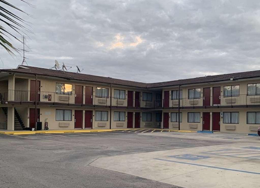 Red Roof San Antonio E - Frost Bank Center Motel Exterior photo