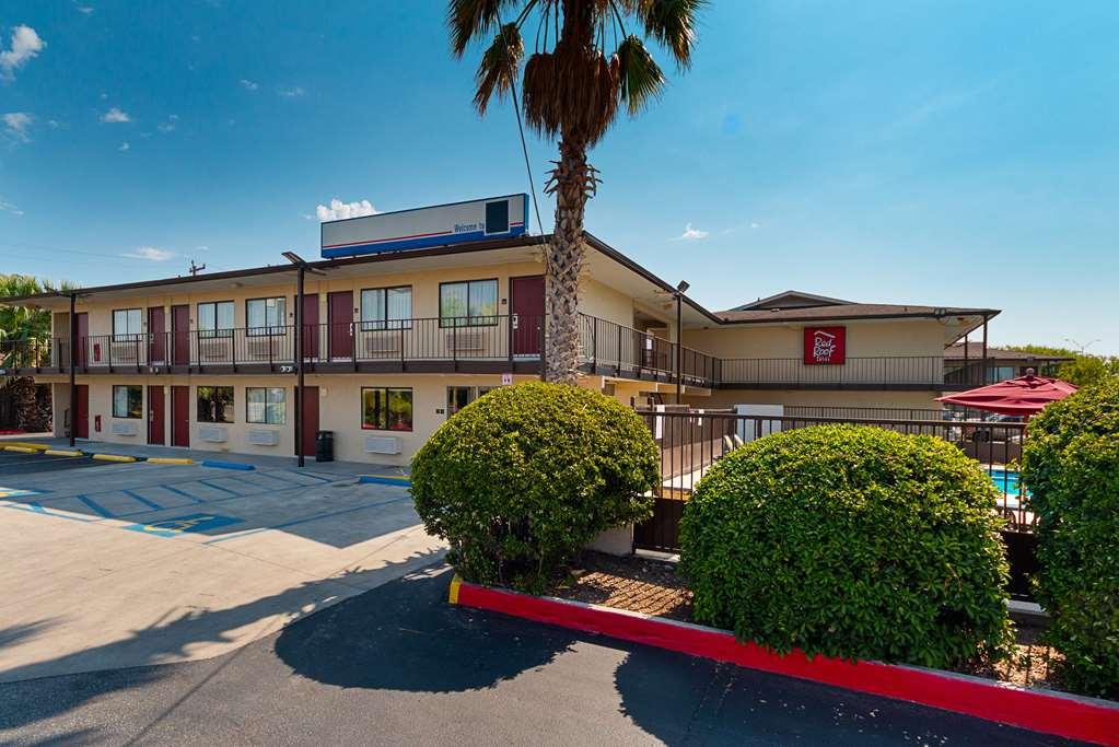 Red Roof San Antonio E - Frost Bank Center Motel Exterior photo