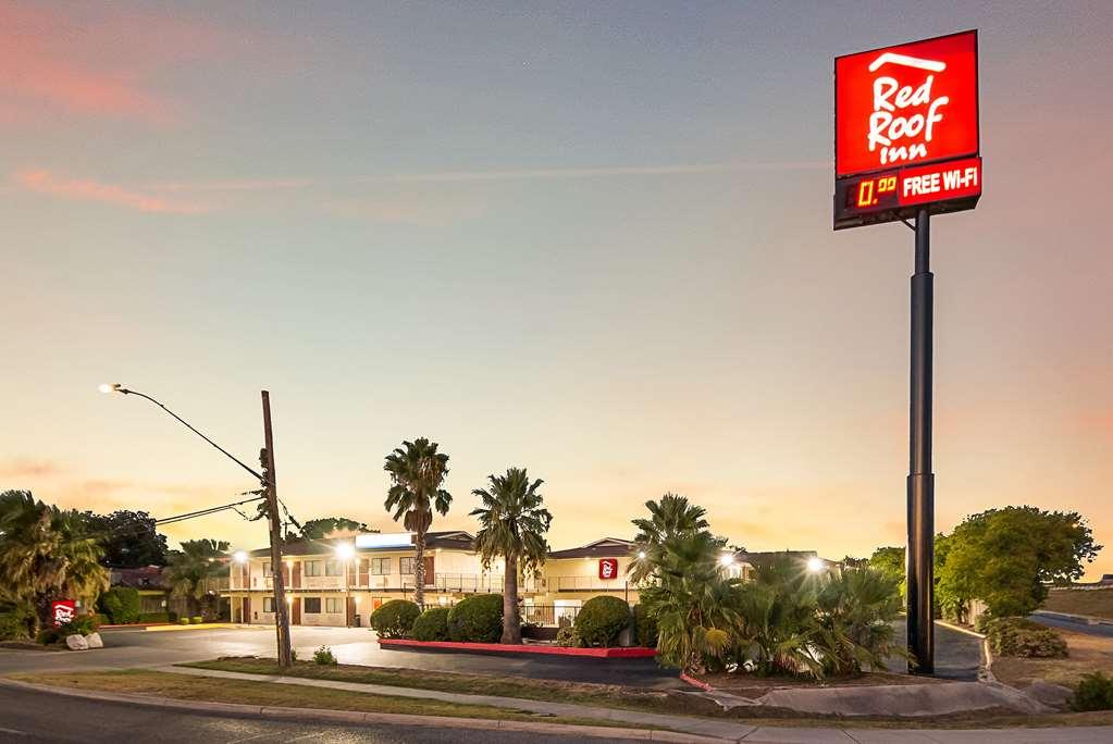 Red Roof San Antonio E - Frost Bank Center Motel Exterior photo