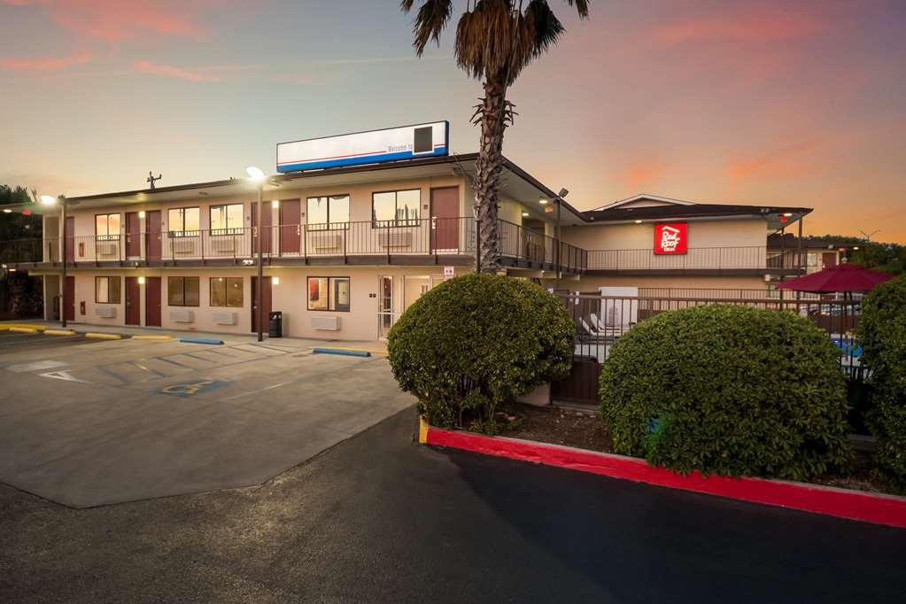 Red Roof San Antonio E - Frost Bank Center Motel Exterior photo